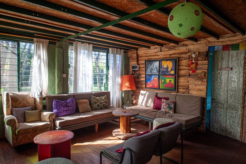Sala circular de madera con almohadones