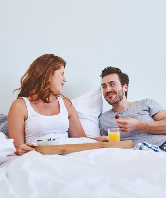 Pareja en la cama, disfrutando