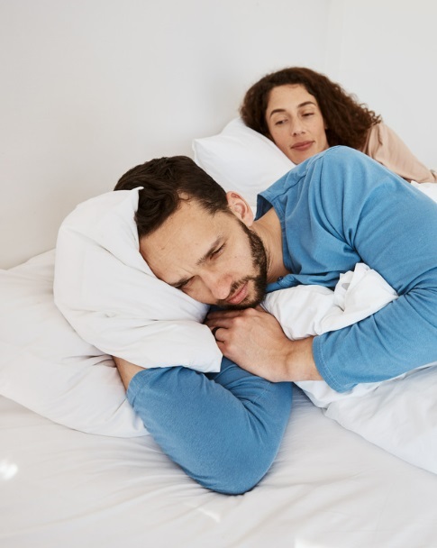 Pareja de espaldas sentada, reflexionando